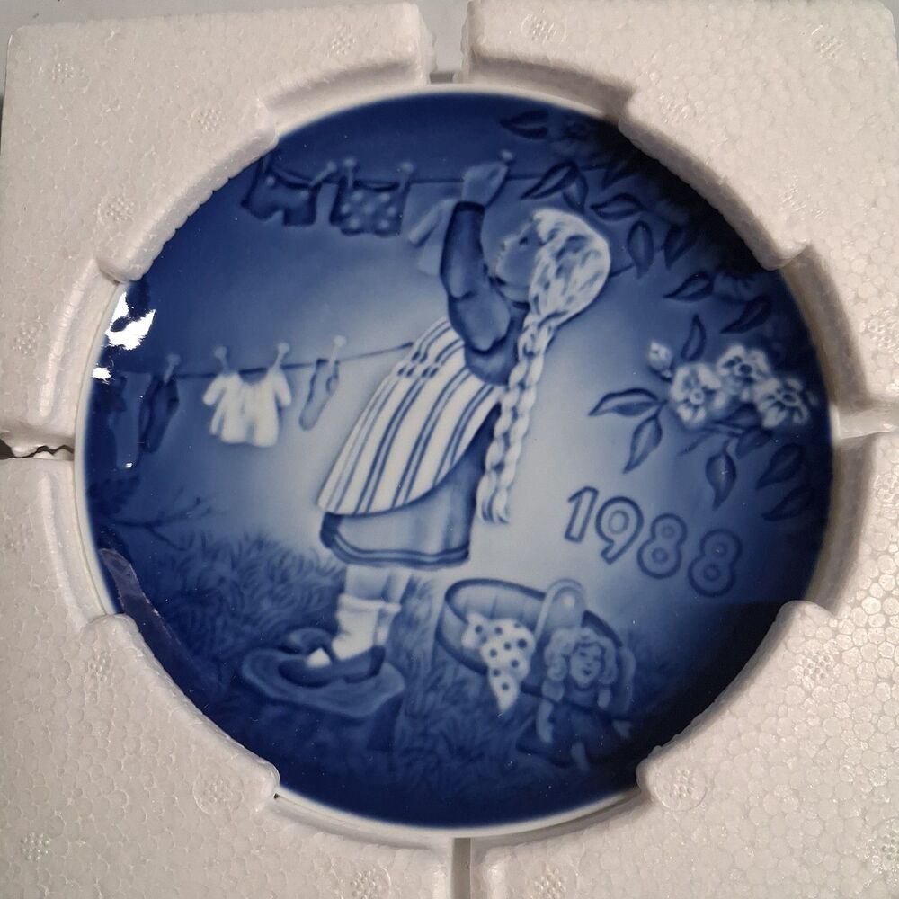 BING & GRONDAHL  Wash Day  Children's Day Collector Plate  1988   5 1/8" Denmark